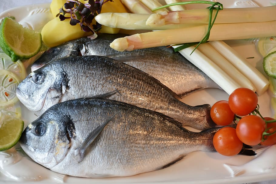 tiga, abu-abu, ikan, putih, piring, ikan air tawar, asparagus, asparagus putih, mentah, kentang