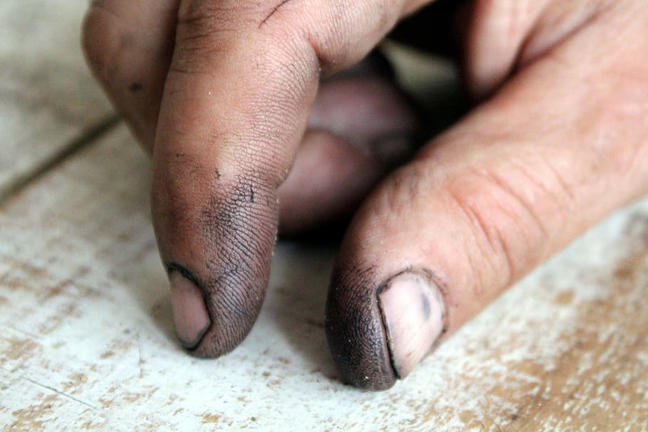 person's right hand, hand, mechanic, rest, finger, dirty, work, break, switch off, fingernails