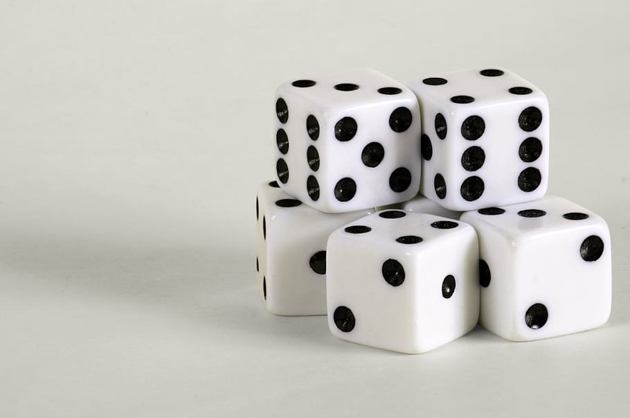 lima, foto close-up dadu putih-dan-hitam, permainan, mati, dadu, tempat, titik, kubus, keberuntungan, kasino