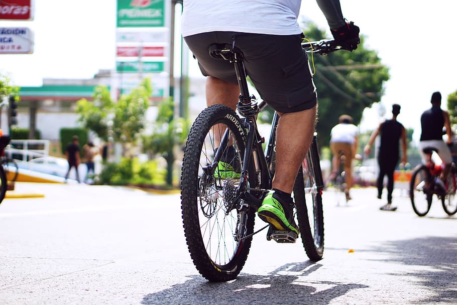 Persona montando bicicleta, bicicleta, México, bicicleta de montaña, transporte, ciudad, ciclismo, calle, actividad, personas incidentales