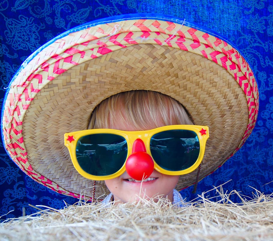 criança, vestindo, marrom, sombrero, amarelo, óculos de sol, diversão, palhaço, chapéu, menino