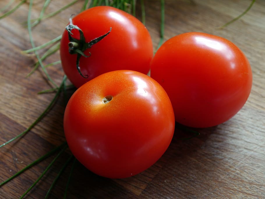 Tres tomates maduros, tomate, vegetales, alimentos, fresco, saludable, orgánico, rojo, natural, fruta