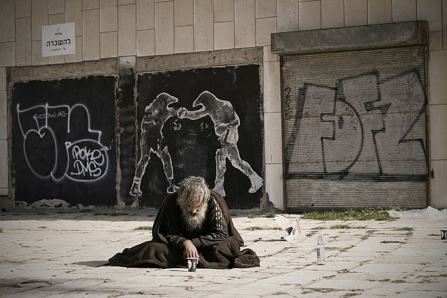 Hombre, negro, arriba, sentado, piso, sin hogar, calle, arte, realidad, falta de vivienda