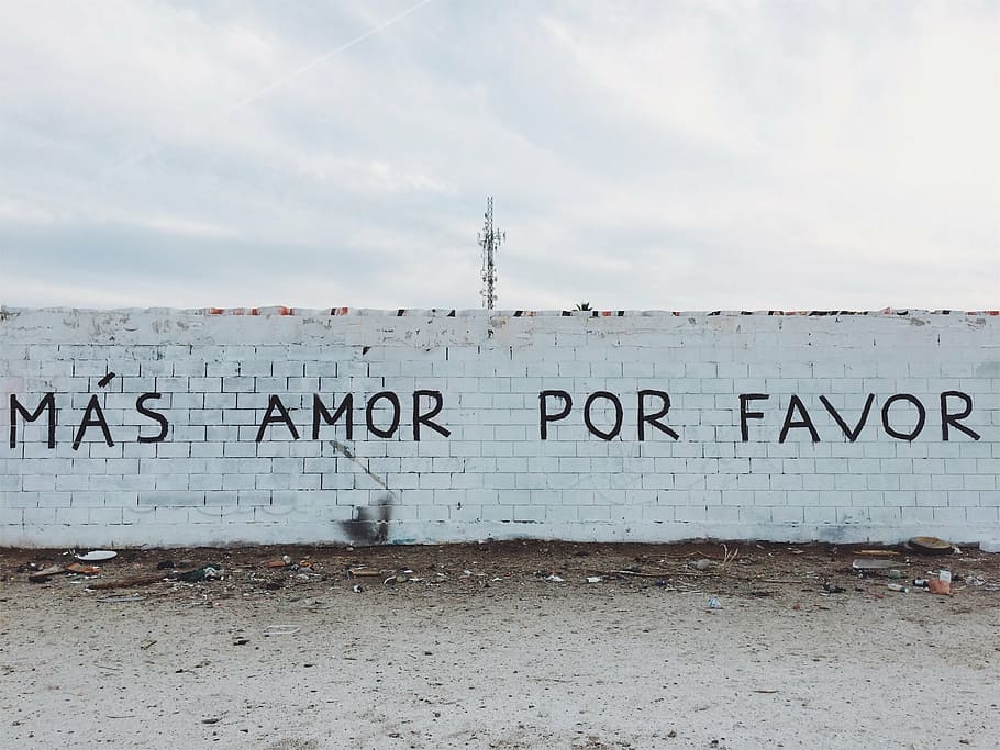 mas, amor, por favor, vandalismo de pared, durante el día, público, pared, escritura, vandalismo, al aire libre