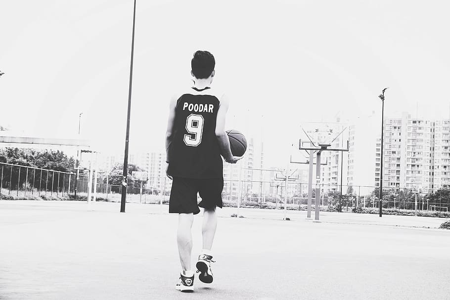fotografia em escala de cinza, homem, vestindo, camisa de basquete, segurando, bola de basquete, camisa, basquete, cara, atleta
