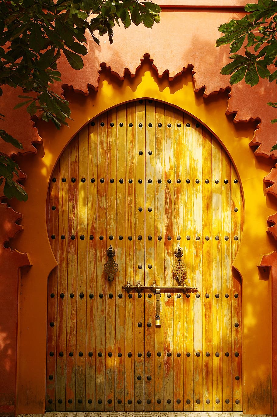 brown wooden door, oriental garden, gardens of the world, berlin, decorative, ornament, verschnörkelt, gate, round arch, iron latches