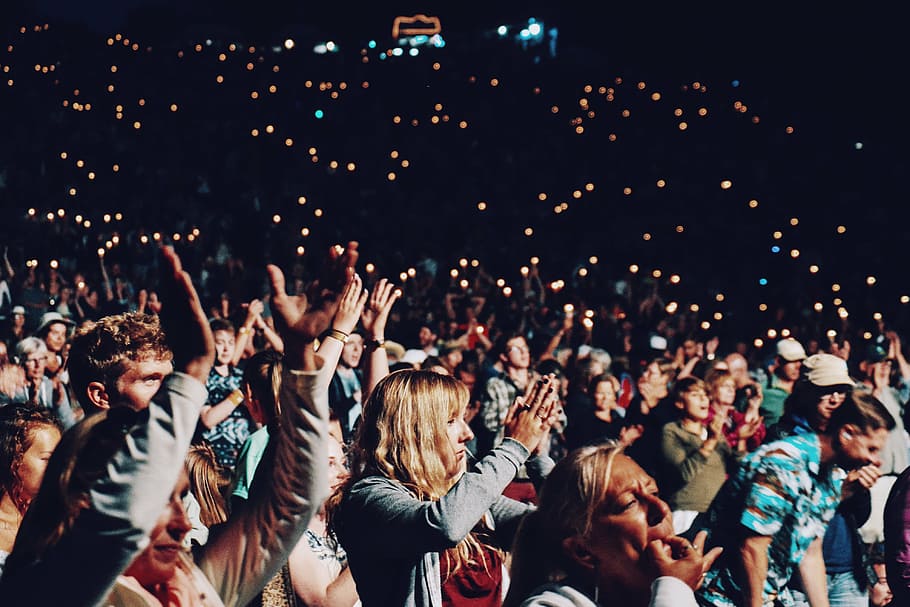 orang, mengangkat, tangan, grup, bokeh, lampu, kerumunan, bertepuk tangan, pesta, konser