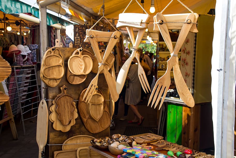 souvenir terbuat dari kayu, garpu, pisau, pilihan, bahan kayu, sekelompok besar objek, variasi, dijual, pasar, dalam ruangan