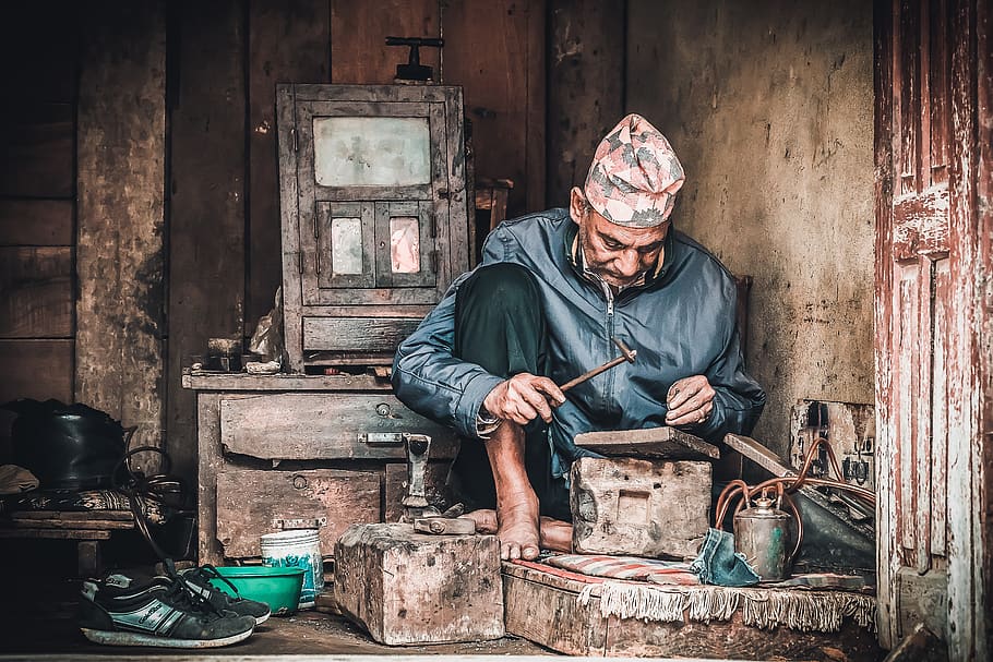 velho, nepal, kathmandu, trabalho, pessoas reais, trabalhando, homens, ocupação, uma pessoa, dentro de casa