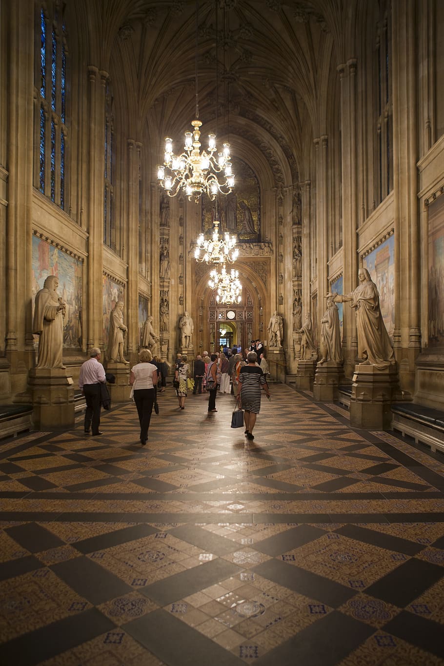 Palacio de Westminster, pasillos del poder, casas del parlamento británico, galería larga, suelo de baldosas victorianas, candelabros, pinturas murales, estatuas, arquitectura gótica, arquitectura