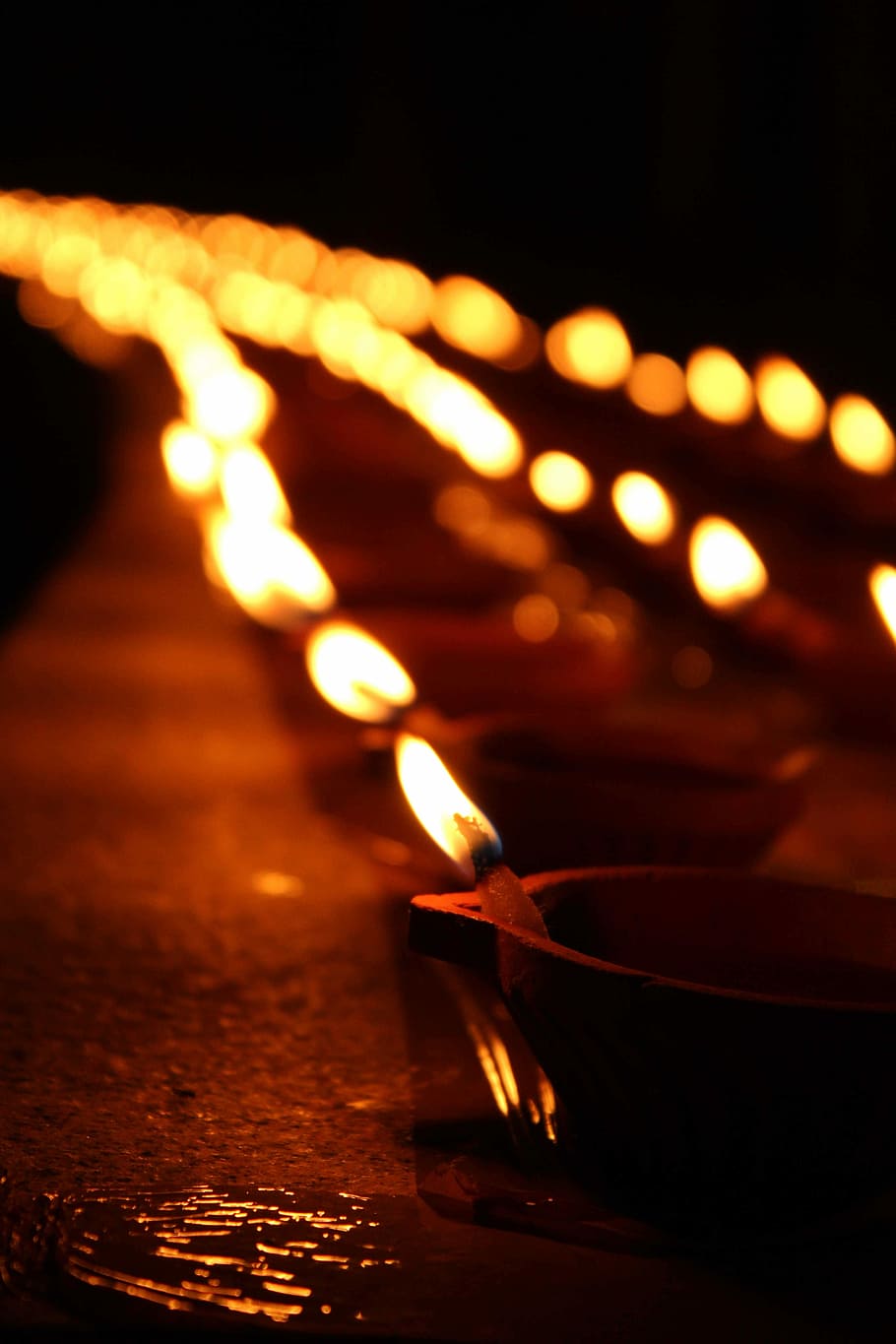 seletiva, foto de foco, iluminado, velas, noite, diyas, diwali, deepam, festival, lâmpada de óleo