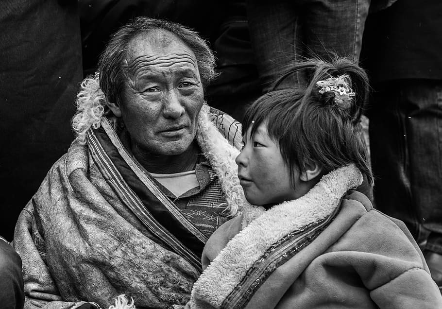 ガンナン県, チベット人, スケッチ, ガンナン県では, コンマ区切りの社会問題, 成熟した大人, 大人, 愛, 人々, 抱擁を使用してください