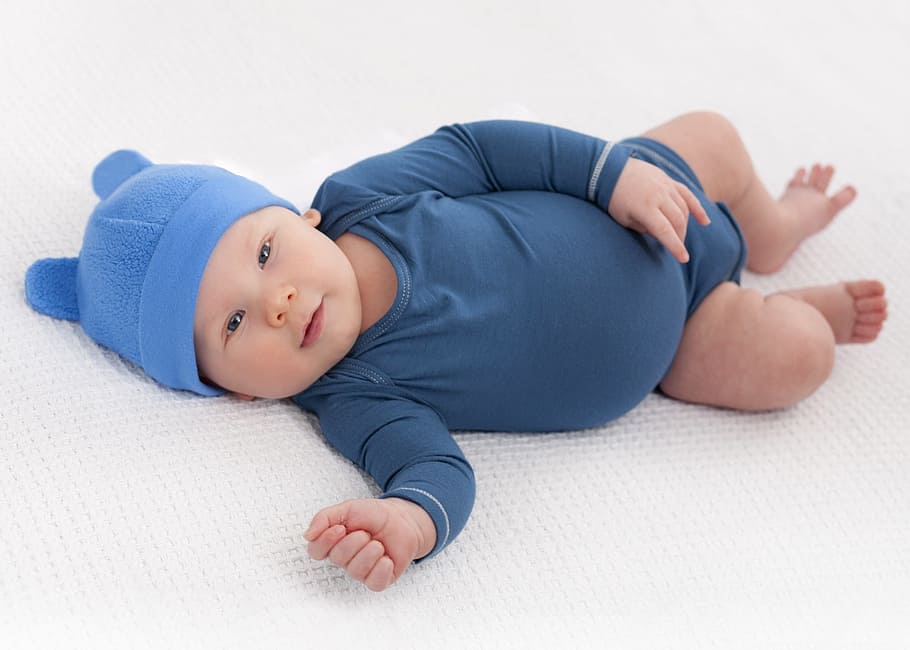 bayi, mengenakan, biru, onesie, berbaring, bantal, anak laki-laki, baru lahir, anak, muda