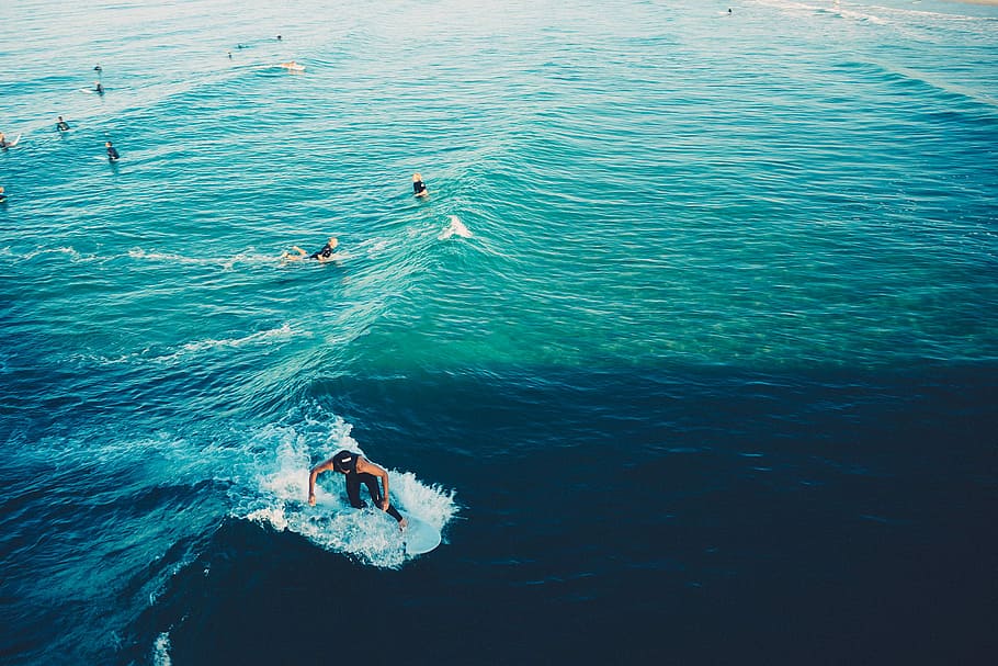 hombre de surf, mar, día, hombre, surf, azul, verde, hombres, verano, agua