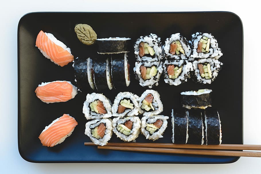 sushi caseiro, caseiro, sushi, japonês, arroz, salmão, vista superior, fundo branco, comida, frutos do mar