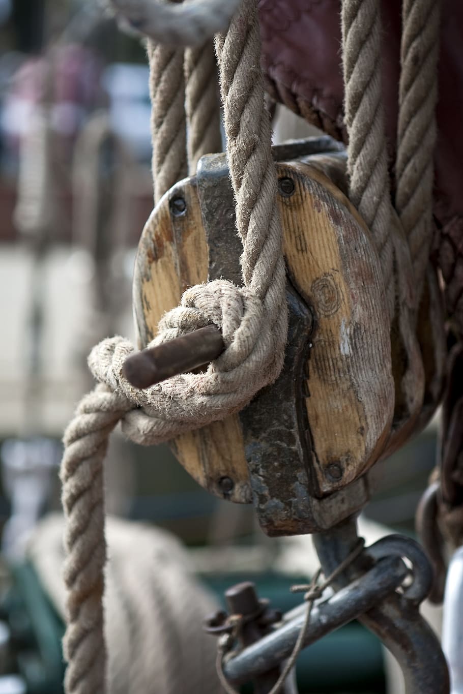 rope, knot, sailing, sailor's knot, block and tackle, wood, strength, focus on foreground, tied up, close-up