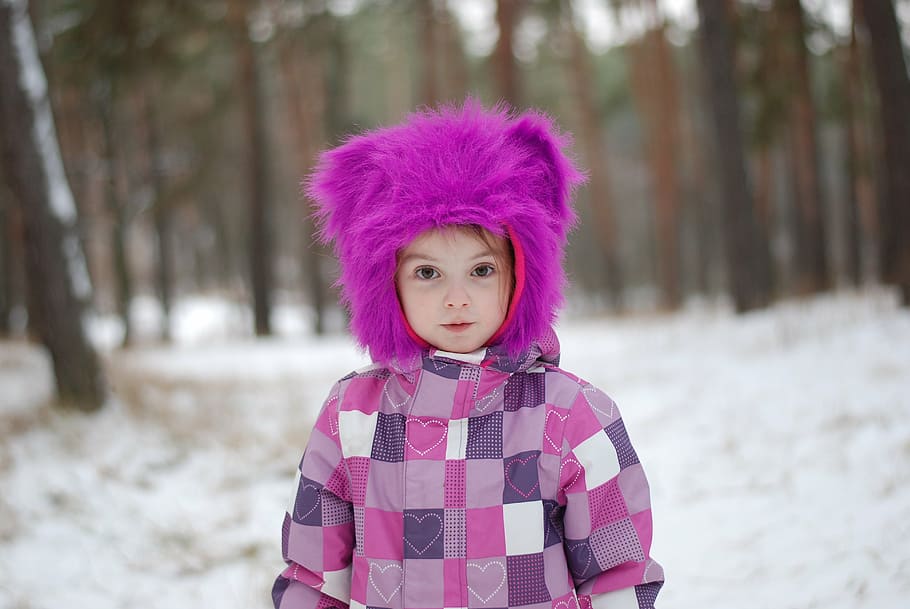 niñito, vistiendo, púrpura, sombrero, invierno, niña, bebé, escarcha, retrato, niños
