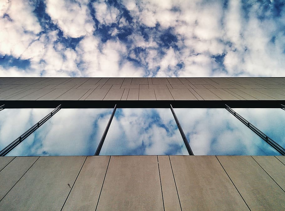 fotografia de ângulo baixo, arranha-céu, construção, marrom, azul, nublado, céu, janela, nuvens, reflexão