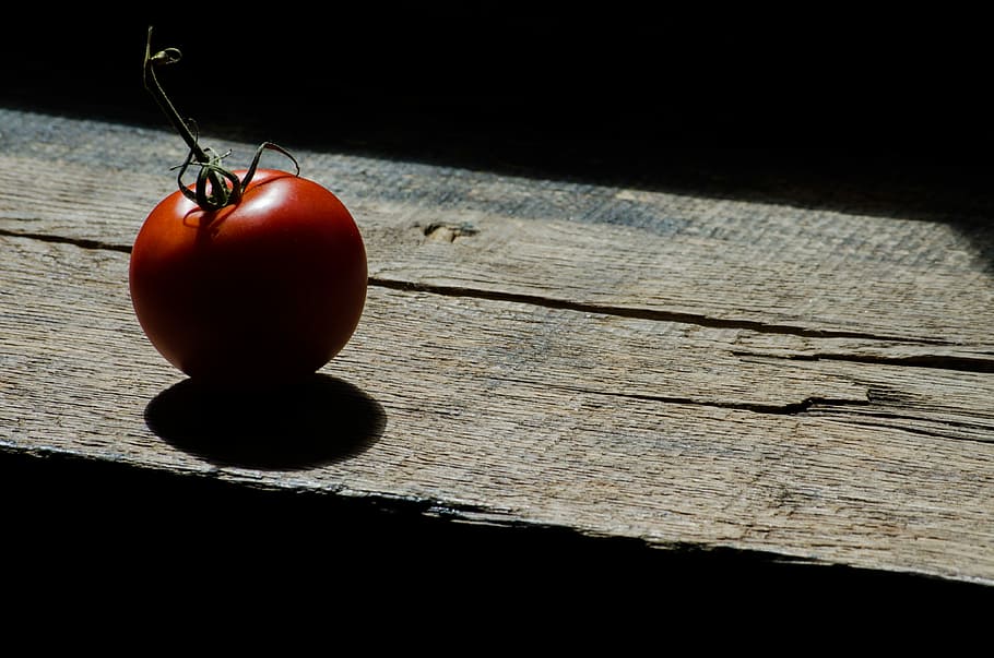 tomat kesepian, kesepian, tomat ceri, ceri, merapatkan, gelap, minimalis, merah, sederhana, tomat