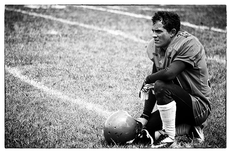 foto grayscale, pemain sepak bola, berlutut, rumput, olahraga, sepak bola Amerika, kekalahan, kegagalan, pertarungan, inspirasi