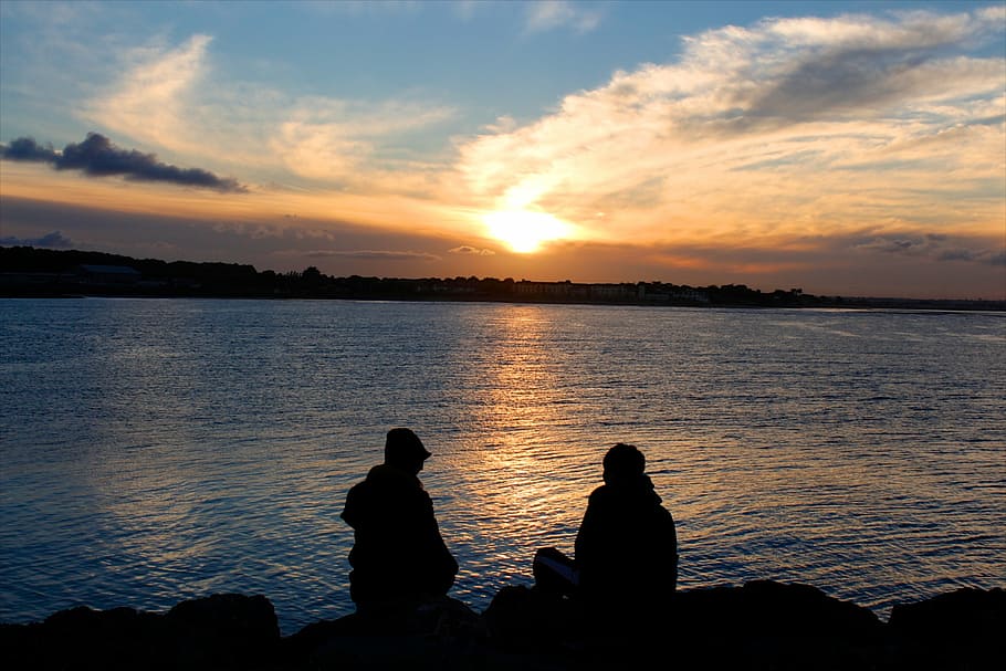 foto de silhueta, dois, homem, sentado, frente, corpo, agua, casal, pôr do sol, mar
