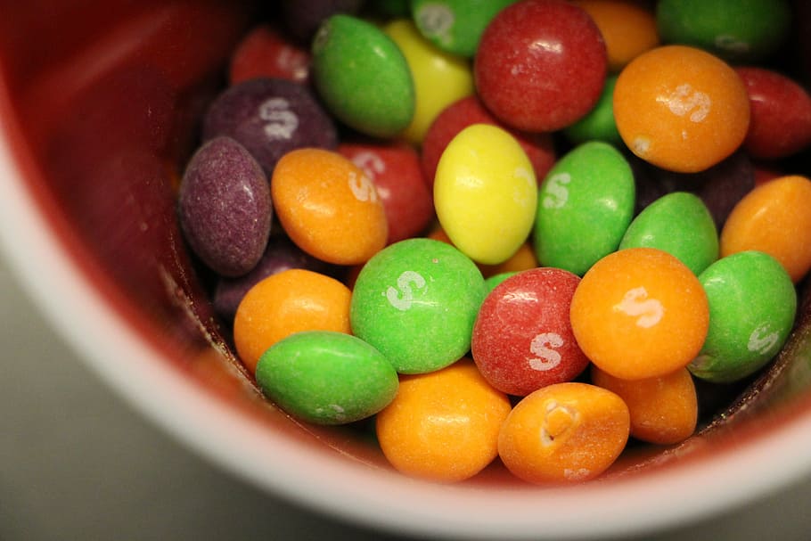 smarties, candy, colorful, chocolate lentils, food and drink, food, multi colored, fruit, large group of objects, bowl