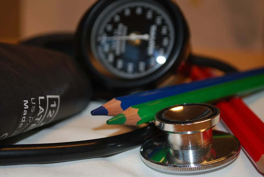 negro, estetoscopio, al lado, azul, verde, lápices, cuidado, presión arterial, medicina, bolígrafos