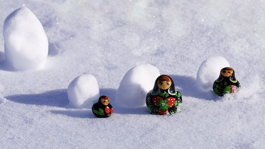 tiga, boneka Rusia hitam-merah-dan-hijau, salju fifeld, musim dingin, salju, dingin, musim, kepingan salju, boneka, boneka Rusia