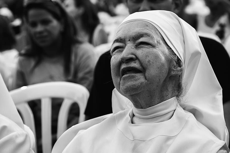 foto grayscale, wanita, duduk, kursi, maracaibo, venezuela, biarawati, lebih tua, close-up, di luar
