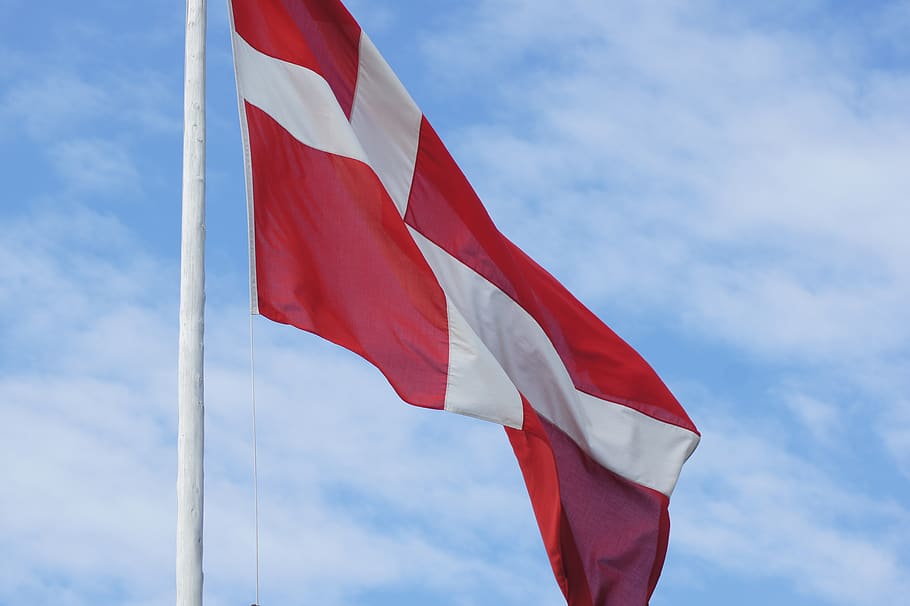 dannebrog, bandera, dinamarca, rojo, patriotismo, nube - cielo, cielo, vista de ángulo bajo, viento, medio ambiente