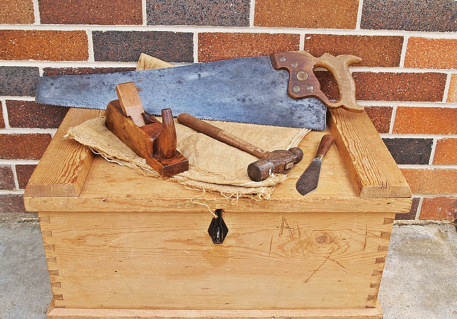 Surtido, herramientas de mano, superior, marrón, madera, caja, caja de herramientas de carpintero, cofre de herramientas, kit de herramientas, herramientas