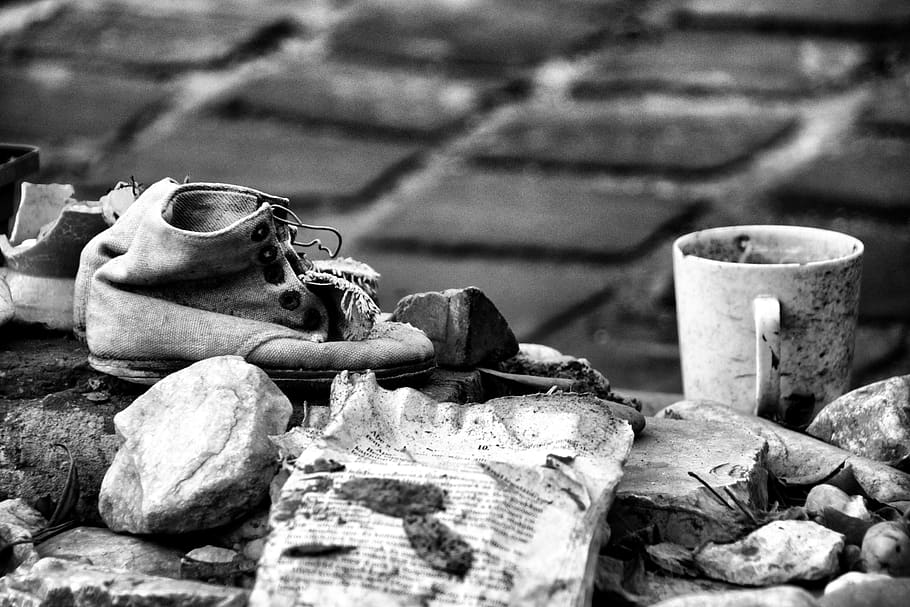 zapato para niños, taza, monocromo, monumento, blanco y negro, antiguo, retro, naturaleza muerta, fugacidad, piedras