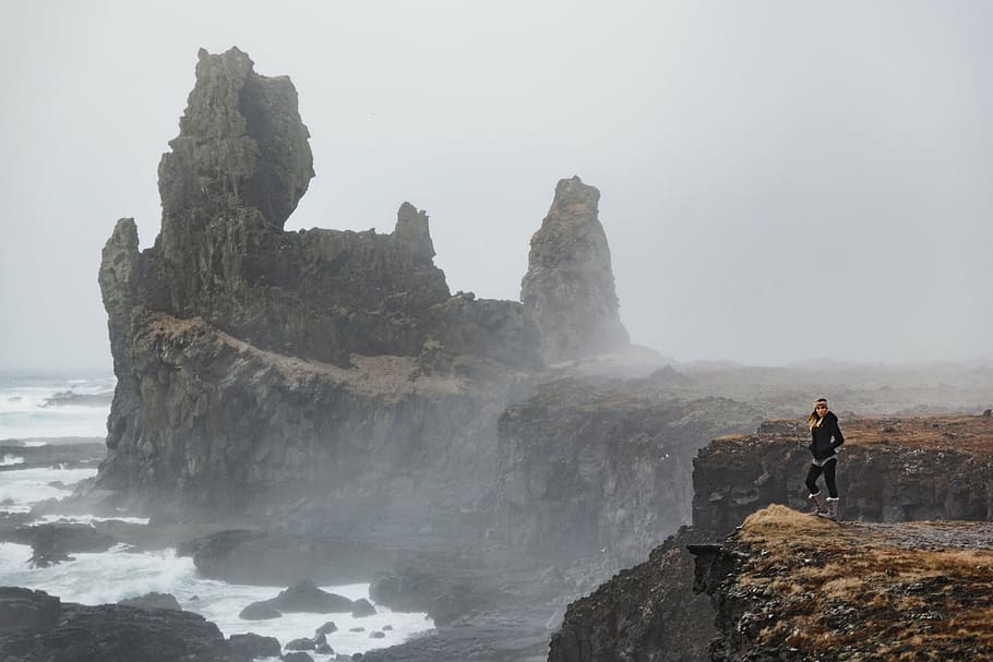 mujer, negro, chaqueta, en pie, acantilado, al lado, mar, rocas, colina, paisaje