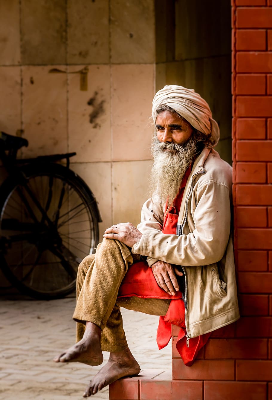 男, 座っている, レンガの壁, インド人, 肖像画, 人間, ターバン, 顔, 一人, 衣類