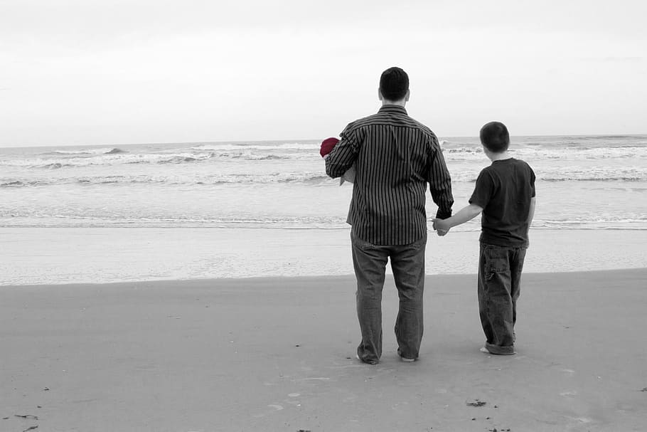 homem, menino, de pé, beira-mar, praia, oceano, família, pai, irmão, irmã