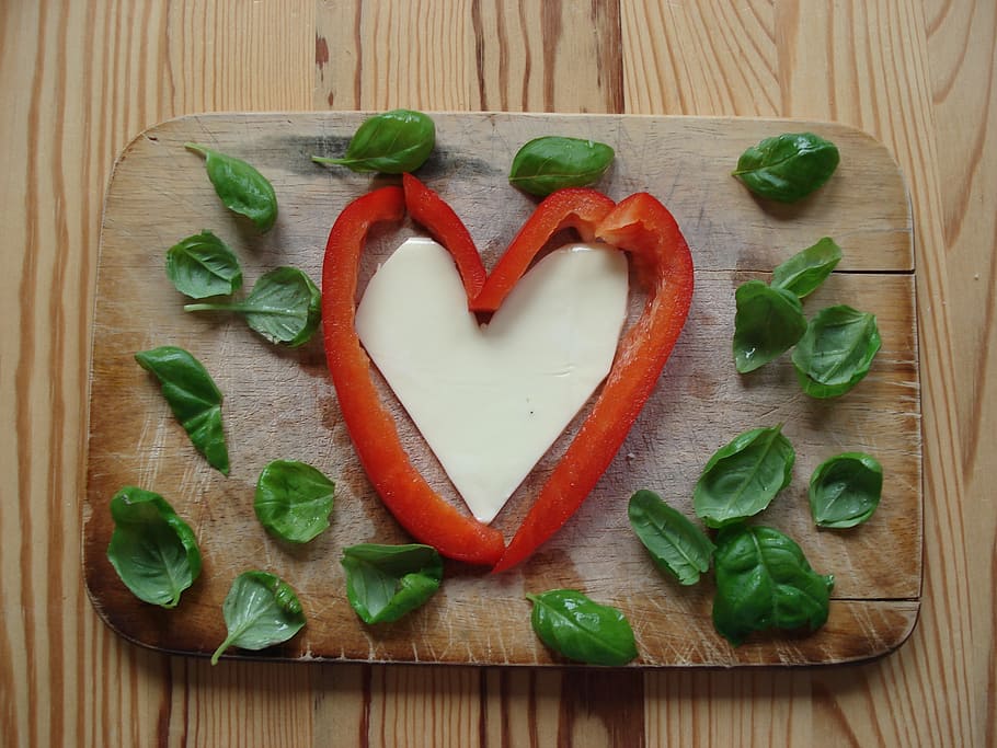 en rodajas, rojo, corazón de forma vegetal, verde, hojas, marrón, madera, cortar, tablero, comida de san valentín