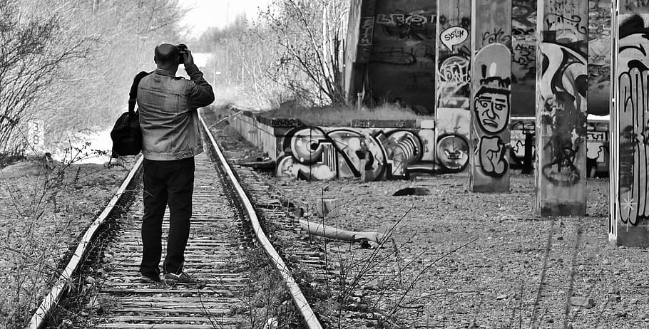 foto en escala de grises, hombre, toma, fotografía, poste, línea de ferrocarril en desuso, estación de ferrocarril, fotógrafo, cámara, parecía