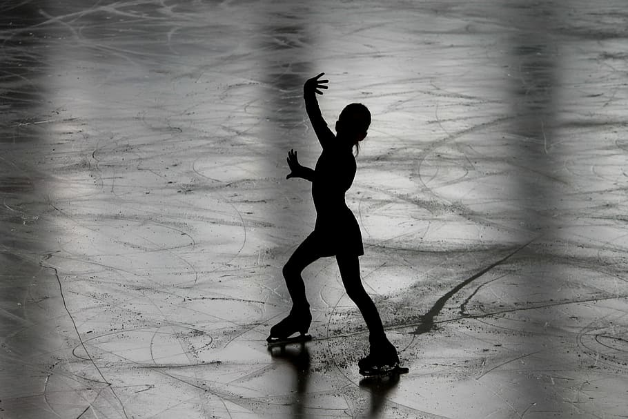 fotografia em escala de cinza, esquiador no gelo, patinação artística, corredor, patinadora artística, silhueta, esporte, diversão, patins, frio