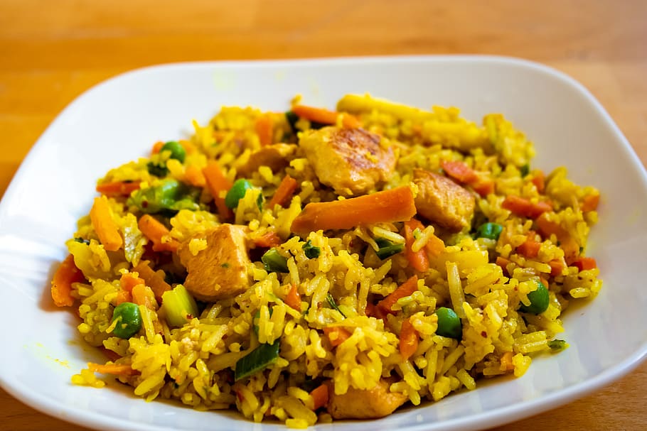 plato de arroz, pechuga de pollo, plato indonesio, guisantes, pollo, catering, comida, curry, restaurante, almuerzo