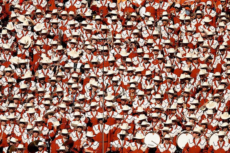 desfile, personas, vistiendo, uniforme blanco y rojo, durante el día, big band, instrumentos musicales, músicos, jazz, actuación