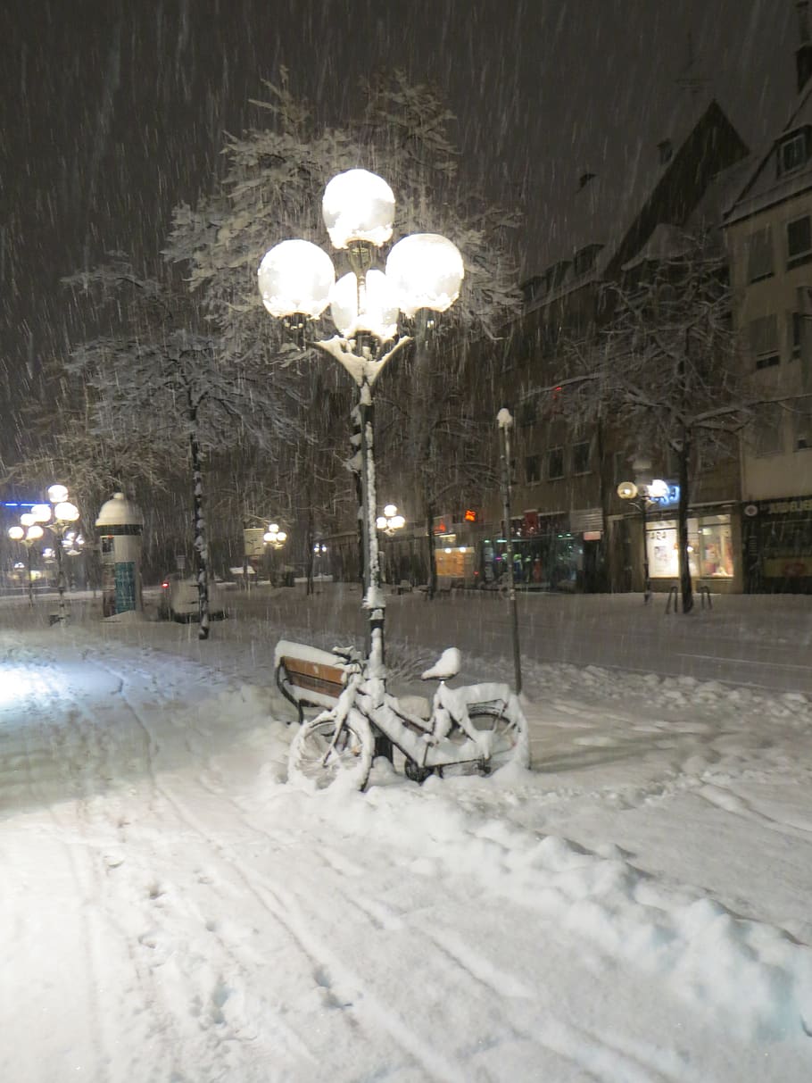 neve, queda de neve, inverno, bicicleta, roda, temperatura fria, iluminado, noite, arquitetura, rua