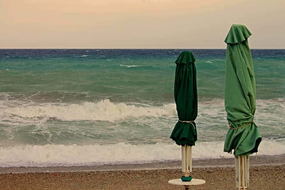sombrillas, playa, cerrado, mar, viento, ola, tormentoso, vacaciones, playa de arena, árbol de sombra