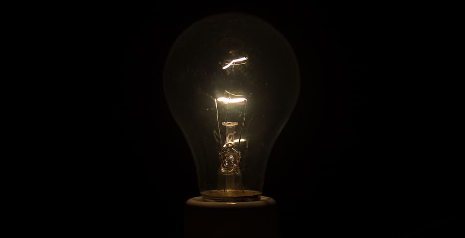 La Bombilla De Luz Eléctrica Sin Luz Sobre El Fondo Negro Fotos