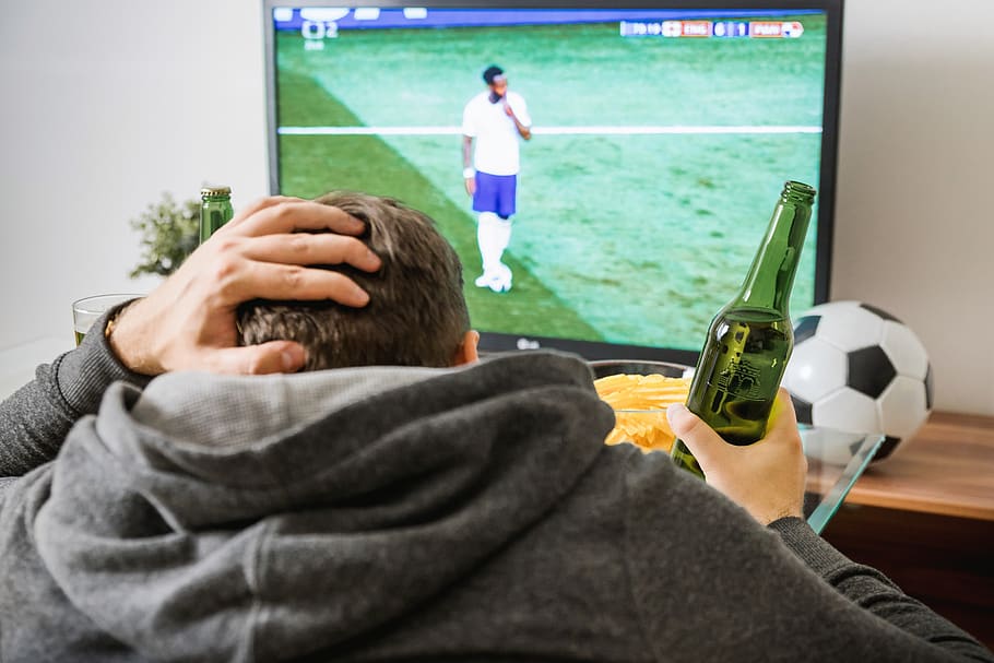 fútbol, ​​fútbol, ​​televisión, viendo, casa, chico, hombre, cerveza, pelota, diversión