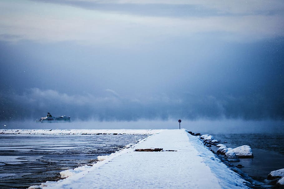 fotografia de paisagem, neve, corpo, água, capa, estrada, ao lado, cinza, nuvens, natureza