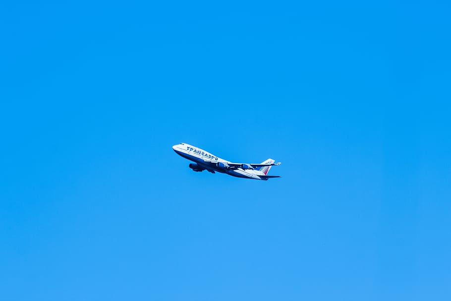 blanco, comercial, avión, medio, aire, claro, azul, cielo, durante el día, avión comercial