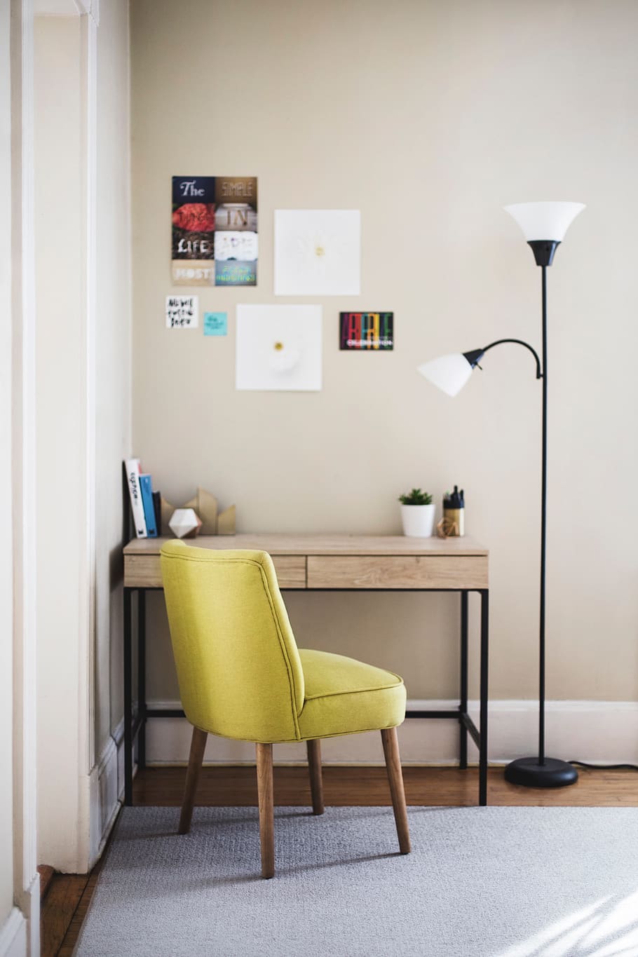 meja, kursi, lampu, kamar, karpet, buku, pulpen, poster, stiker gambar, foto