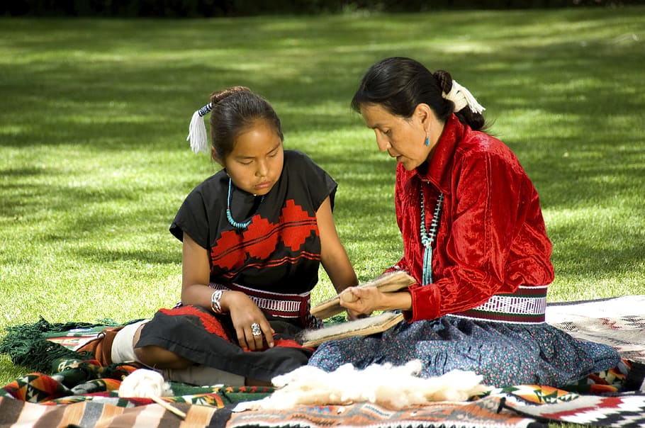Mujeres, sentado, verde, hierba, Navajo, anciano, estadounidense, mujer, nativo, cultural