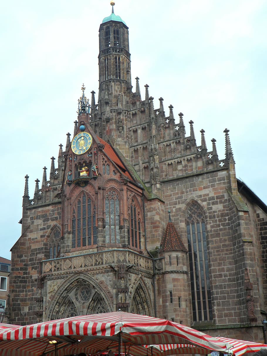 sebaldskirche, market, market umbrellas, church, nuremberg, old town, market day, gothic, facade, architecture