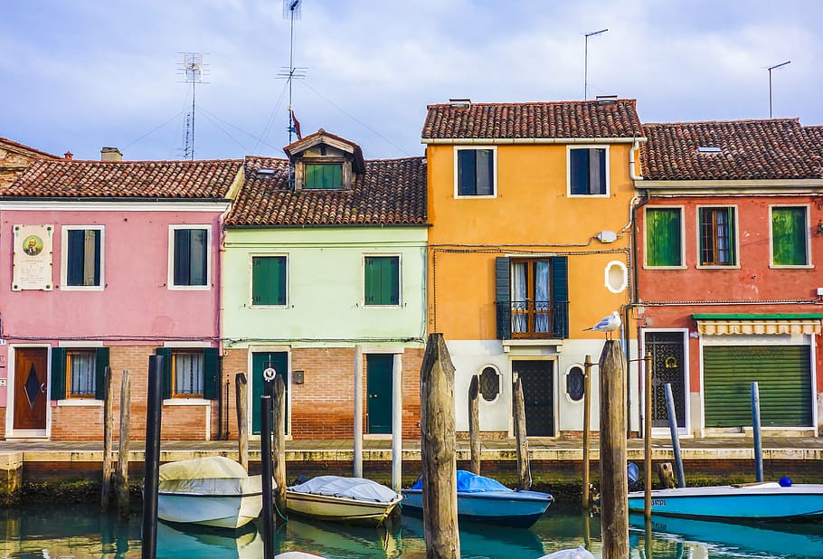 色とりどりのコンクリートの家, カラフルな家, 家, ボート, ヴェネツィア, ムラーノ, ウィンドウ, カラフル, 建築, 塗装